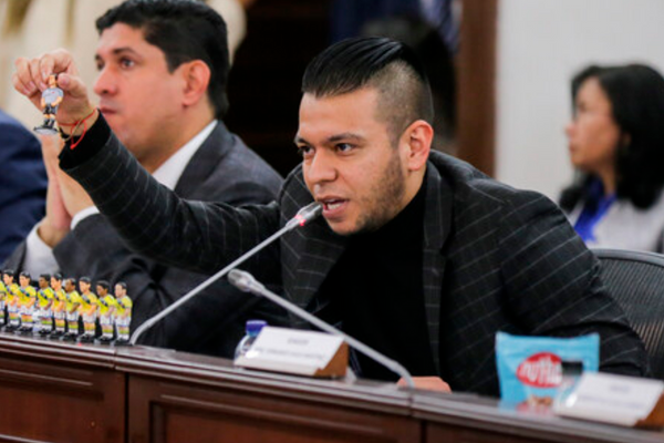 Hernández cuestionó la compra señalando que “se avecina una paz total y una profunda crisis económica”. FOTO: COLPRENSA