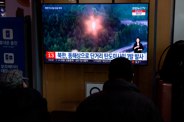 Esta semana, Corea del Sur respondió a la incursión de drones norcoreanos y movilizó helicópteros de combate. FOTO: AGENCIA EFE