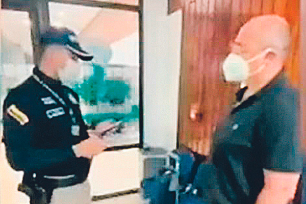 El contador italiano Roberto Amoruso cayó en el José María Córdova en mayo de 2022 y va a ser extraditado. FOTO Captura de video