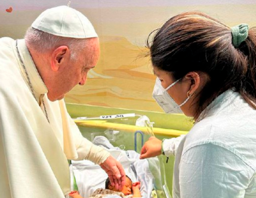 Francisco visitó el departamento de oncología pediátrica del hospital universitario Gemelli. FOTO: VATICANO