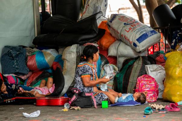 Desde inicios de abril miembros de la comunidad embera han usado el ingreso y los muros del colegio como su hogar. Foto: Camilo Suárez Echeverry