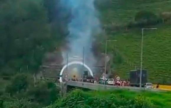 El humo que salió del túnel alertó a las autoridades del accidente. FOTO CORTESÍA