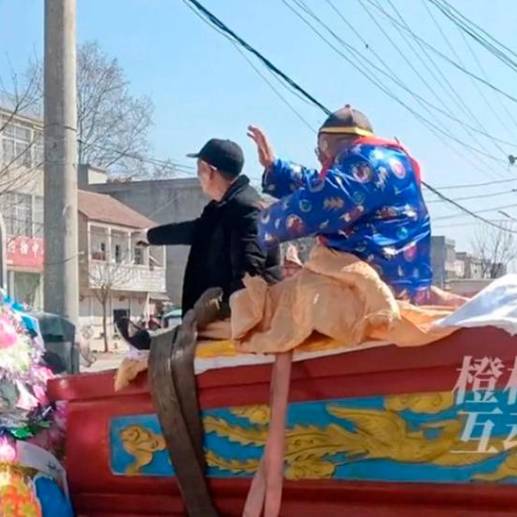 Zhang desfiló por su comunidad sentado sobre un ataud. FOTO CORTESÍA 