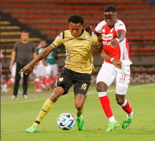 Águilas y Santa Fe jugaron un partido bastante entretenido y luchado en el estadio Atanasio Girardot.<span class="mln_uppercase_mln"> FOTO</span> <b><span class="mln_uppercase_mln">@AguilasDoradas</span></b>