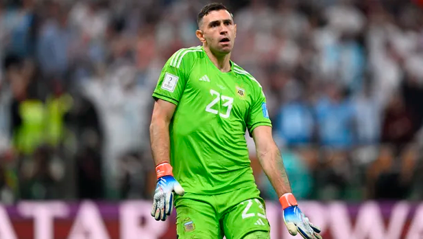 Dibu Martínez consiguió el guante de oro en Qatar 2022, ahora va por el The Best. FOTO JUAN ANTONIO SÁNCHEZ