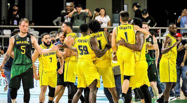 El equipo colombiano celebró su primera victoria contra en la historia contra Brasil. FOTO: TOMADA DEL TWITTER DE @FIBA_es