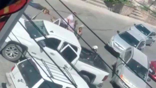 La retención de los ciudadanos estadounidenses quedó registrada en las cámaras de seguridad de la vía por la que transitaban. FOTO: TOMADA DE TWITTER
