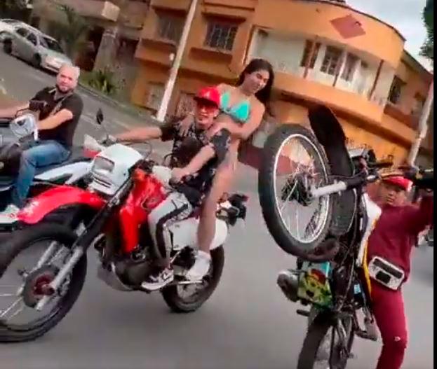 La mujer iba de parrillera, en vestido de baño, rodeada de otros motociclistas. FOTO Captura de video Denuncias Antioquia