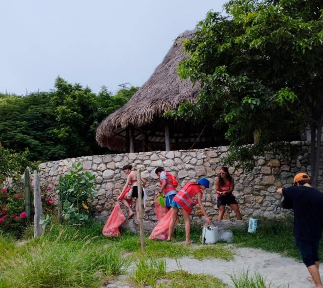 Las familias dejaron a un lado las actividades vacacionales para sumarse a la jornada de limpieza. FOTO EL COLOMBIANO