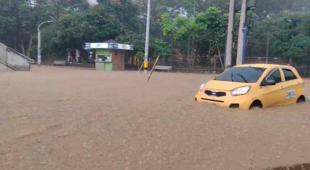 El sector de El Poblado desde la quebrada La Presidencia hasta el río Medellín se vio afectado por inundaciones en la vía, especialmente difíciles en la Regional. FOTO CAPTURA DE PANTALLA