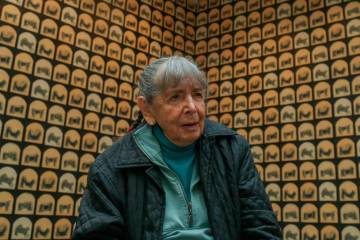 La maestra Beatriz delante de su obra A Posteriori. Foto: Colprensa