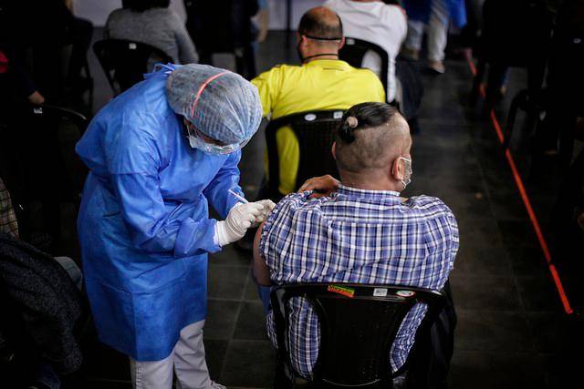 Juez ordena aplicar segunda dosis de vacunas Pfizer a los 21 días - Vimarsana News