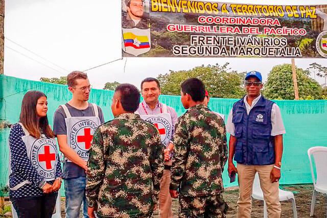 Así fue la entrega de los indígenas a delegados del Cicr y la Defensoría del Pueblo. FOTO: CORTESÍA.