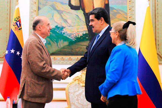 El canciller Álvaro Leyva en su visita a Nicolás Maduro en Venezuela. FOTO: Colprensa