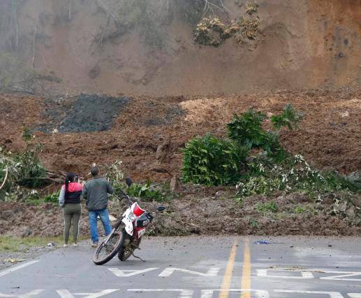 Al cumplirse dos meses del cierre de la vía Panamericana, por el derrumbe en el sector de Rosas, en el departamento de Nariño se han cancelado 600 matrículas mercantiles y en el Cauca se registran pérdidas por 50.000 millones de pesos. FOTO EFE