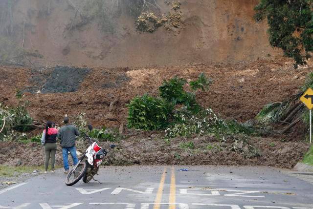 Al cumplirse dos meses del cierre de la vía Panamericana, por el derrumbe en el sector de Rosas, en el departamento de Nariño se han cancelado 600 matrículas mercantiles y en el Cauca se registran pérdidas por 50.000 millones de pesos. FOTO EFE
