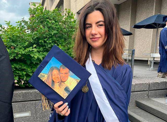 Imagen de Carol Botti, el día de su graduación, con la foto de su padre. FOTO Cortesía