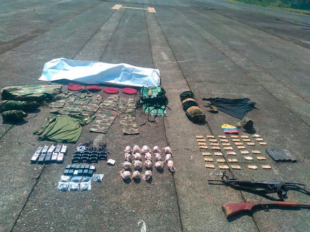 Los combates entre la Policía y las disidencias de las Farc dejaron 14 uniformados heridos y material de guerra incautado al grupo ilegal. FOTO COLPRENSA