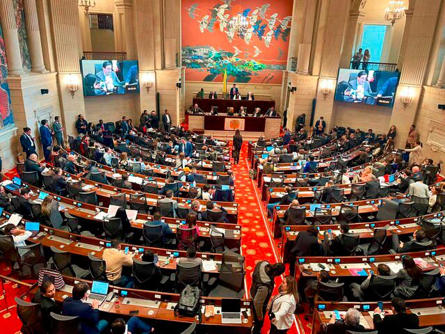 Las asociaciones de medios comunitarios entregaron al Congreso un boceto de proyecto para crear una nueva ley de medios. FOTO: Colprensa