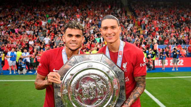El colombiano Luis Díaz y el uruguayo Darwin Núñez festejando juntos con el título de la Community Shield. FOTO efe