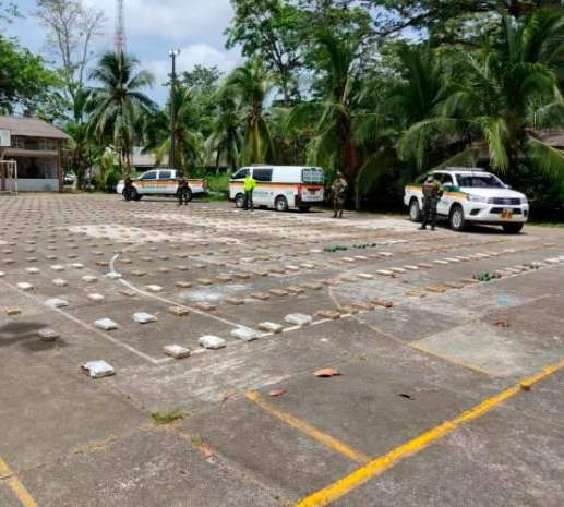 La droga estaba camuflada en un camión procedente de Medellín y parqueado en Carepa. FOTO CORTESÍA