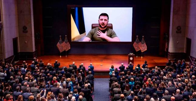 En cerca de 20 minutos, el presidente ucraniano Volodimir Zelenski les expuso a congresistas de Estados Unidos la guerra que han padecido por la invasión rusa a su país. FOTO AFP