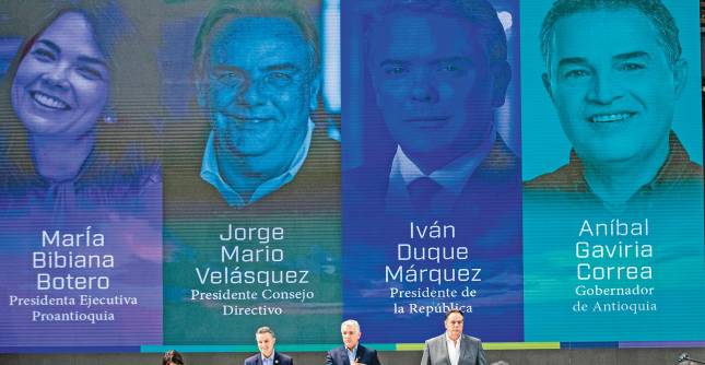 En la foto, cada uno de los anfitriones del evento. El discurso de los gobernantes y de Jorge Mario Velásquez giró en torno al empresariado y la institucionalidad de Medellín. FOTO jaime pérez múnevar