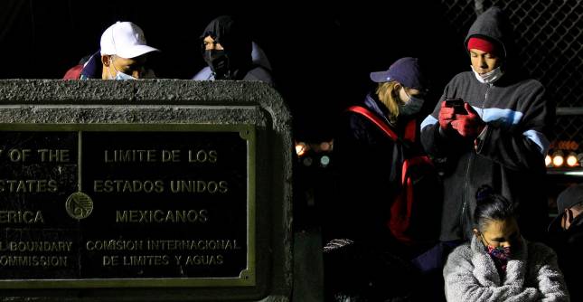 Migrantes detenidos en El Paso, Texas, en la frontera entre México y Estados Unidos. El presidente Donald Trump extendió la prohibición de la migración al país hasta marzo de 2021. EFE