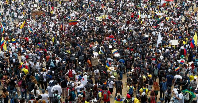 Los manifestantes se concentraron durante el día en el Parque de los Deseos. Al final de la tarde de ayer se presentaron disturbios. FOTO MANUEL SALDARRIAGA