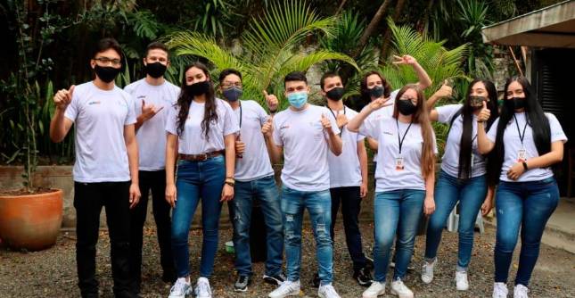 Los estudiantes de secundaria en Medellín dan sus primeros pasos en ciencia y tecnología con el modelo Ser + Stem, que los adentra en el mundo computacional de forma temprana. FOTO cortesía