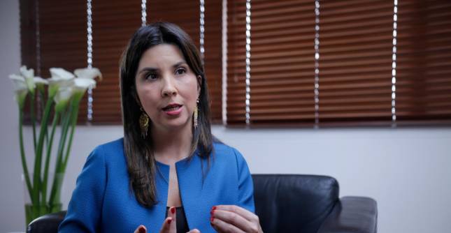 La ministra Angulo dijo que la vacunación contra la covid a profesores se irá dando primero en cascos urbanos. FOTO colprensa