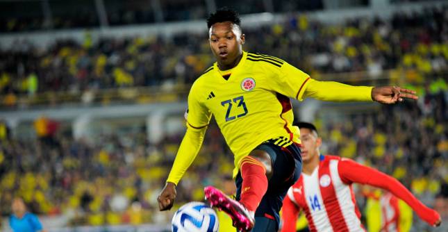 Jorge Cabezas, del Independiente Medellín, sorprendió de buena manera en el duelo ante Paraguay. Marcó, hizo pase gol y fue un dolor de cabeza para la defensa guaraní. Se ganó el puesto en la titular. FOTO efe
