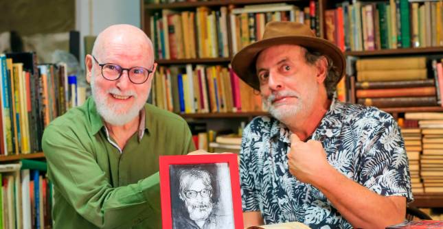 Luis Alberto Arango y Sergio Valencia reconstruyeron parte de la historia de Palinuro para esta nota. En la imagen los acompaña el retrato de Elkin Obregón. FOTO esneyder gutiérrez.