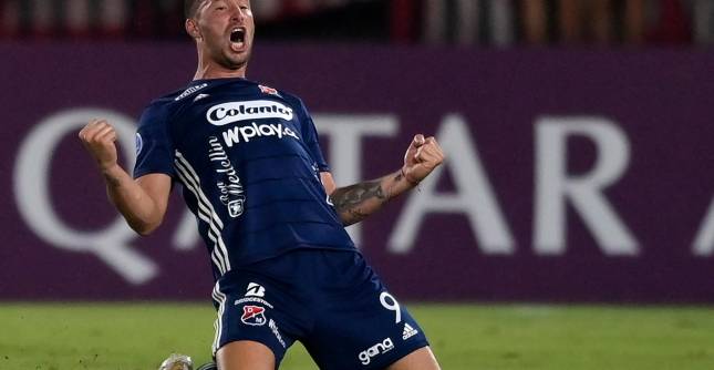 Luciano Pons, quien anotó el empate parcial, salió en camilla tras la fuerte entedada (45’+5). FOTOS afp y CORTESÍA