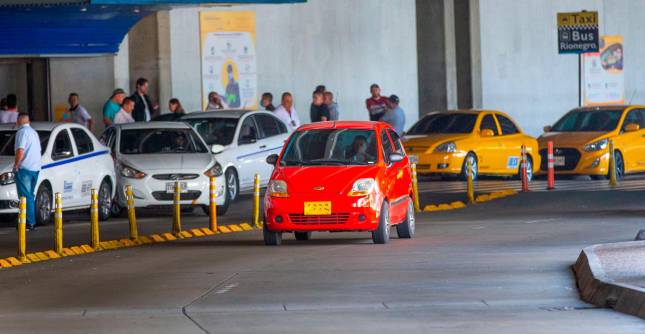 En el túnel del aeropuerto José María Córdova se han intensificado las disputas por los pasajeros, llegando, incluso, a bajarse a los pasajeros de los carros. FOTOS ESNEYDER GUTIÉRREZ CARDONA