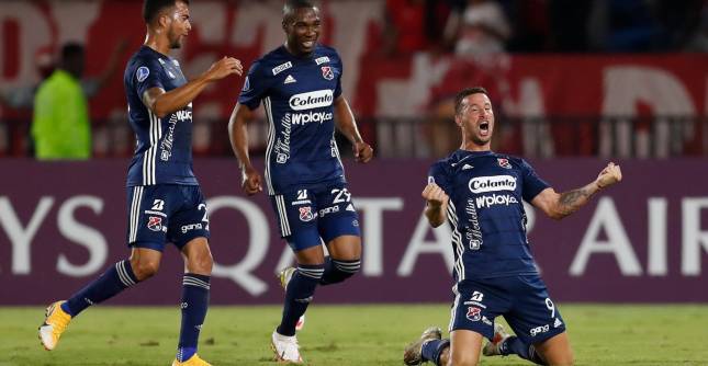 En la imagen, el festejo del gol de Luciano Pons, que le permitió al Medellín mantener la llave igualada en el Pascual Guerrero para después superar al América en los penaltis. FOTO efe