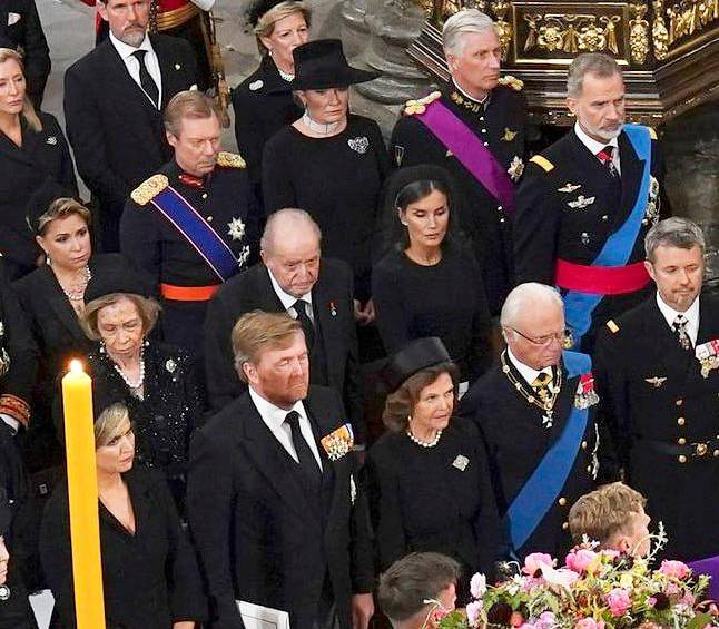 Tercera fila de arriba a abajo. De izquierda a derecha: Sofía, Juan Carlos I, Letizia y Felipe VI. FOTO TOMADA DE TWITTER (@ume_umes)