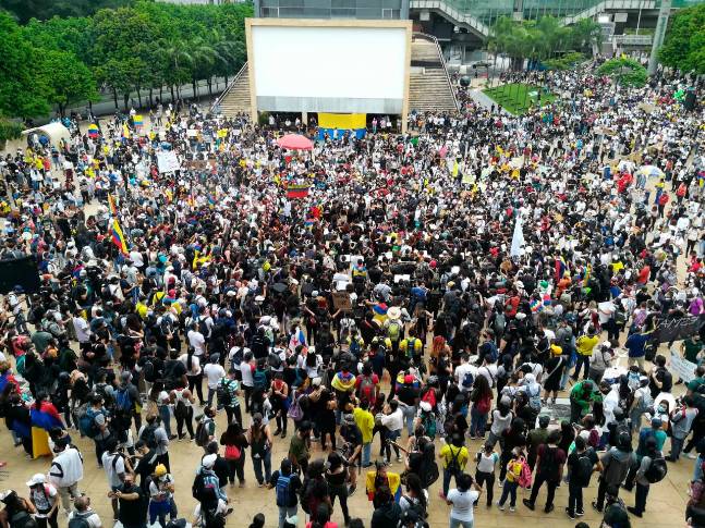 Las personas que se concentraron en el Parque de los Deseos iniciaron su marcha pasando por Barranquilla hasta llegar a Punto Cero. Foto: Manuel Saldarriaga