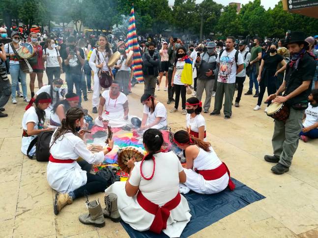 Manifestantes llegaron al punto de encuentro en el Parque de los Deseos para comenzar la jornada de protestas de este 5 de Mayo. Foto: Manuel Saldarriaga