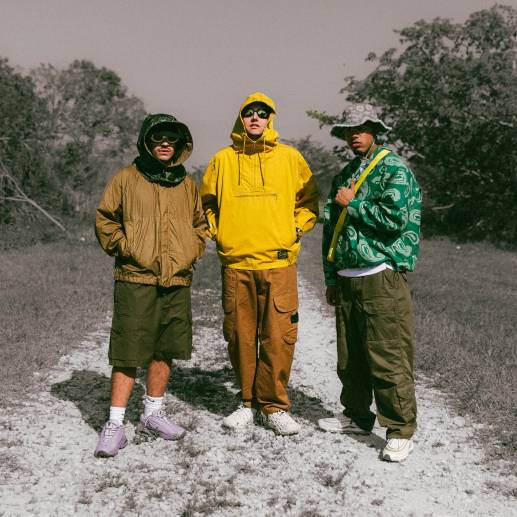 Feid, Sky y Mike Towers interpretan el tema El Cielo. FOTO Cortesía