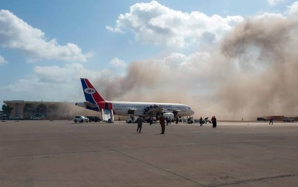 Tres explosiones se escucharon en la terminal aérea de la ciudad de Aden. FOTO AFP