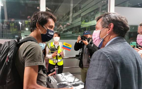 Emotivo recibimiento a Egan Bernal, en el aeropuerto El Dorado, en su  regreso al país