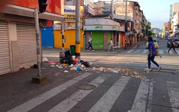 Ciudadanos reportaron calles y esquinas llenas de basura en la mañana de este domingo. FOTOS: Tomadas de Twitter. 