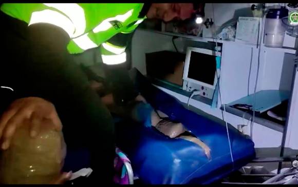 $!Dentro de la colchoneta de la camilla había varios de los empaques con base de coca. FOTO: CORTESÍA POLICÍA.