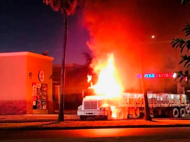 Escena de la destrucción ocasionada por el cartel de Sinaloa en Culiacán, luego de la captura de Ovidio Guzmán (“el Ratón”). FOTO cortesía.