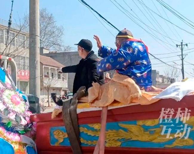 Zhang desfiló por su comunidad sentado sobre un ataud. FOTO CORTESÍA 