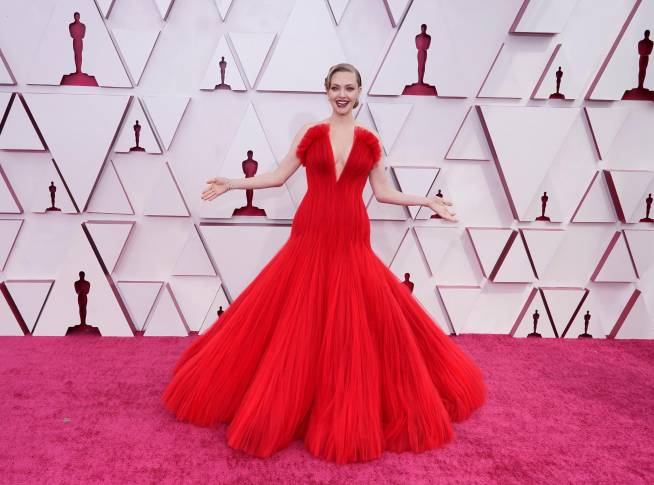 Amanda Seyfried escogió el rojo para la gala. FOTO EFE