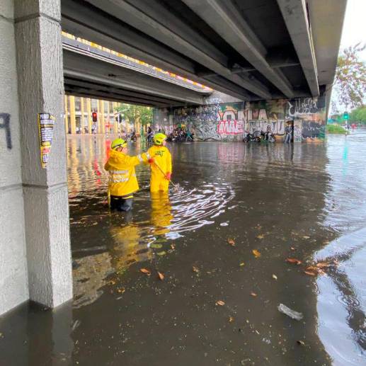 Una de las afectaciones por los aguaceros se presentó en la glorieta de San Juan con Ferrocarril. FOTO: CORTESÍA