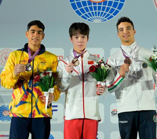 Ángel Barajas en el podio del Mundial Juvenil de Gimnasia en Turquía. FOTO CORTESÍA COMITÉ OLÍMPICO COLOMBIANO 