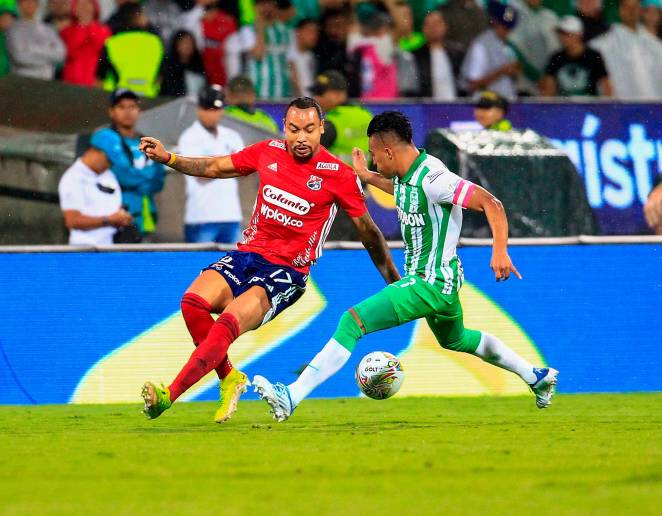Felipe Pardo con el rojo y Sebastián Gómez con el verde, hacen parte de los jugadores convocados para el clásico de este sábado. FOTO CAMILO SUÁREZ